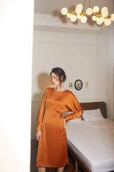 Robe mi-longue en soie à manches longues et fente latérale pour une tenue de soirée et de jour élégante