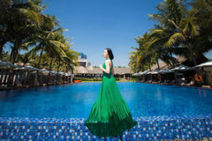 Robe longue en organza de soie avec décolleté licou et volants fluides pour une élégance de villégiature et de soirée