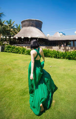 Robe longue en organza de soie avec décolleté licou et volants fluides pour une élégance de villégiature et de soirée