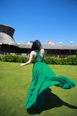 Robe longue en organza de soie avec décolleté licou et volants fluides pour une élégance de villégiature et de soirée