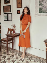 Robe midi en soie à encolure haute et ourlet évasé