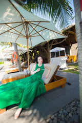 Robe longue en organza de soie avec décolleté licou et volants fluides pour une élégance de villégiature et de soirée