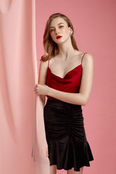 天鹅绒褶饰迷你裙,喇叭形下摆,高腰设计,适合节日和晚间造型