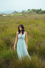 Robe plissée en lin avec dos lacé et décolleté en cœur pour un style estival élégant