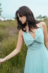 Robe plissée en lin avec dos lacé et décolleté en cœur pour un style estival élégant