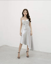 斜裁真丝连衣裙,采用围脖领口和不对称下摆,适合优雅的晚间场合