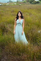 Robe plissée en lin avec dos lacé et décolleté en cœur pour un style estival élégant