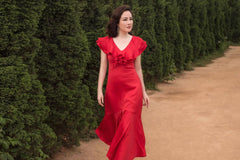 Robe mi-longue en soie avec corsage à volants, manches flottantes et ourlet évasé pour les occasions formelles