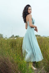 Robe plissée en lin avec dos lacé et décolleté en cœur pour un style estival élégant