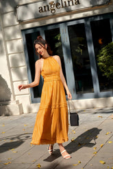 挂脖褶皱中长真丝连衣裙,搭配层叠裙摆和飘逸廓形