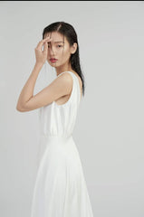 Robe en soie sans manches à col bénitier avec dos ouvert et détails boutonnés pour des occasions élégantes