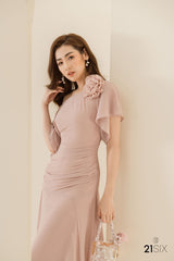 Robe drapée en soie à épaules dénudées avec accents floraux sur les épaules