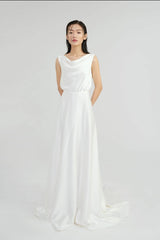 Robe en soie sans manches à col bénitier avec dos ouvert et détails boutonnés pour des occasions élégantes