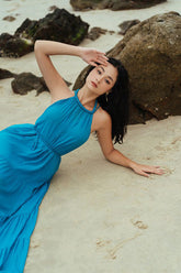 丝绸欧根纱层叠超长连衣裙,带有褶饰细节和飘逸廓形,适合度假穿着