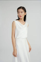 Robe en soie sans manches à col bénitier avec dos ouvert et détails boutonnés pour des occasions élégantes