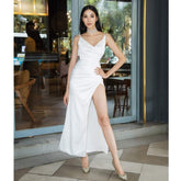 斜裁真丝连衣裙,搭配围脖领口和高开衩设计,打造优雅晚装