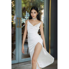 Robe en soie coupée en biais avec décolleté bénitier et fente jusqu'aux cuisses pour une élégance de soirée