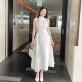 交叉上身珍珠细节真丝挂脖褶皱中长连衣裙