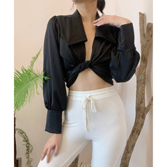 Chemisier en soie avec col exagéré, détail de cravate sur le devant et manches longues bouffantes avec poignets larges