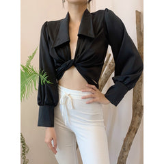 Chemisier en soie avec col exagéré, détail de cravate sur le devant et manches longues bouffantes avec poignets larges