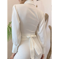 Chemisier en soie avec col exagéré, détail de cravate sur le devant et manches longues bouffantes avec poignets larges