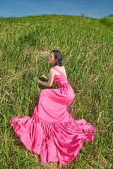 Robe longue en soie à volants avec encolure carrée et ourlet froncé pour un style estival rehaussé