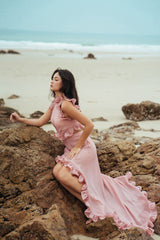 Robe à volants en organza de soie avec col licou et silhouette aérienne pour une tenue d'été élégante