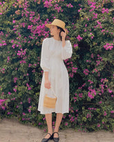 Robe midi en soie avec manches bouffantes et lien à la taille pour une silhouette féminine classique