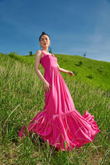 Robe longue en soie à volants avec encolure carrée et ourlet froncé pour un style estival rehaussé