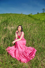 Robe longue en soie à volants avec encolure carrée et ourlet froncé pour un style estival rehaussé