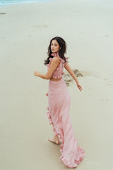 Robe à volants en organza de soie avec col licou et silhouette aérienne pour une tenue d'été élégante