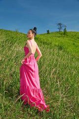 Robe longue en soie à volants avec encolure carrée et ourlet froncé pour un style estival rehaussé