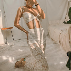 Haut court en soie avec détail noué sur le devant et bretelles réglables pour un style estival affirmé