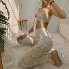 Haut court en soie avec détail noué sur le devant et bretelles réglables pour un style estival affirmé