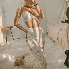 Haut court en soie avec détail noué sur le devant et bretelles réglables pour un style estival affirmé