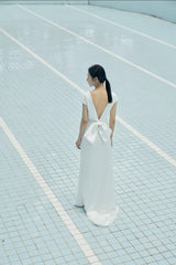 Robe longue élégante en soie avec col en V sur le devant et détail nœud dans le dos ouvert