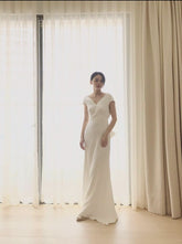 优雅真丝连衣长裙,前 V 领,后背露蝴蝶结