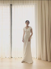 Robe longue élégante en soie avec col en V sur le devant et détail nœud dans le dos ouvert