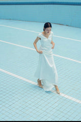 Robe longue élégante en soie avec col en V sur le devant et détail nœud dans le dos ouvert