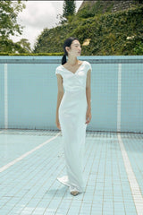 Robe longue élégante en soie avec col en V sur le devant et détail nœud dans le dos ouvert