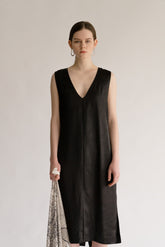 无袖 V 领中长亚麻连衣裙,后背缝线修身