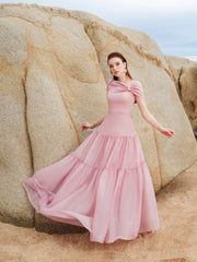 Robe longue en organza de soie avec décolleté asymétrique et jupe à volants pour une tenue raffinée et affirmée