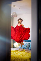Robe longue dos nu en soie fluide avec col licou réglable et ourlet à volants