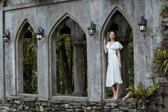 Robe mi-longue Rosalie à col en V et manches papillon