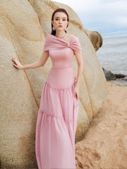 Robe longue en organza de soie avec décolleté asymétrique et jupe à volants pour une tenue raffinée et affirmée