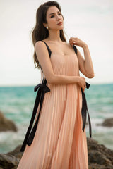 Robe midi en soie plissée avec bretelles à nouer en ruban et silhouette trapèze fluide pour un mouvement élégant