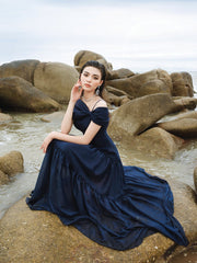 Robe longue en organza de soie avec drapé à épaules dénudées et silhouette à plusieurs niveaux pour une élégance rehaussée