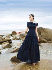 Robe longue en organza de soie avec drapé à épaules dénudées et silhouette à plusieurs niveaux pour une élégance rehaussée