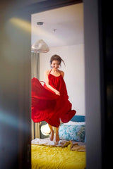 Robe longue dos nu en soie fluide avec col licou réglable et ourlet à volants