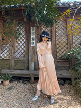 丝绸褶皱中长裙,高腰飘逸 A 字廓形,打造优雅造型